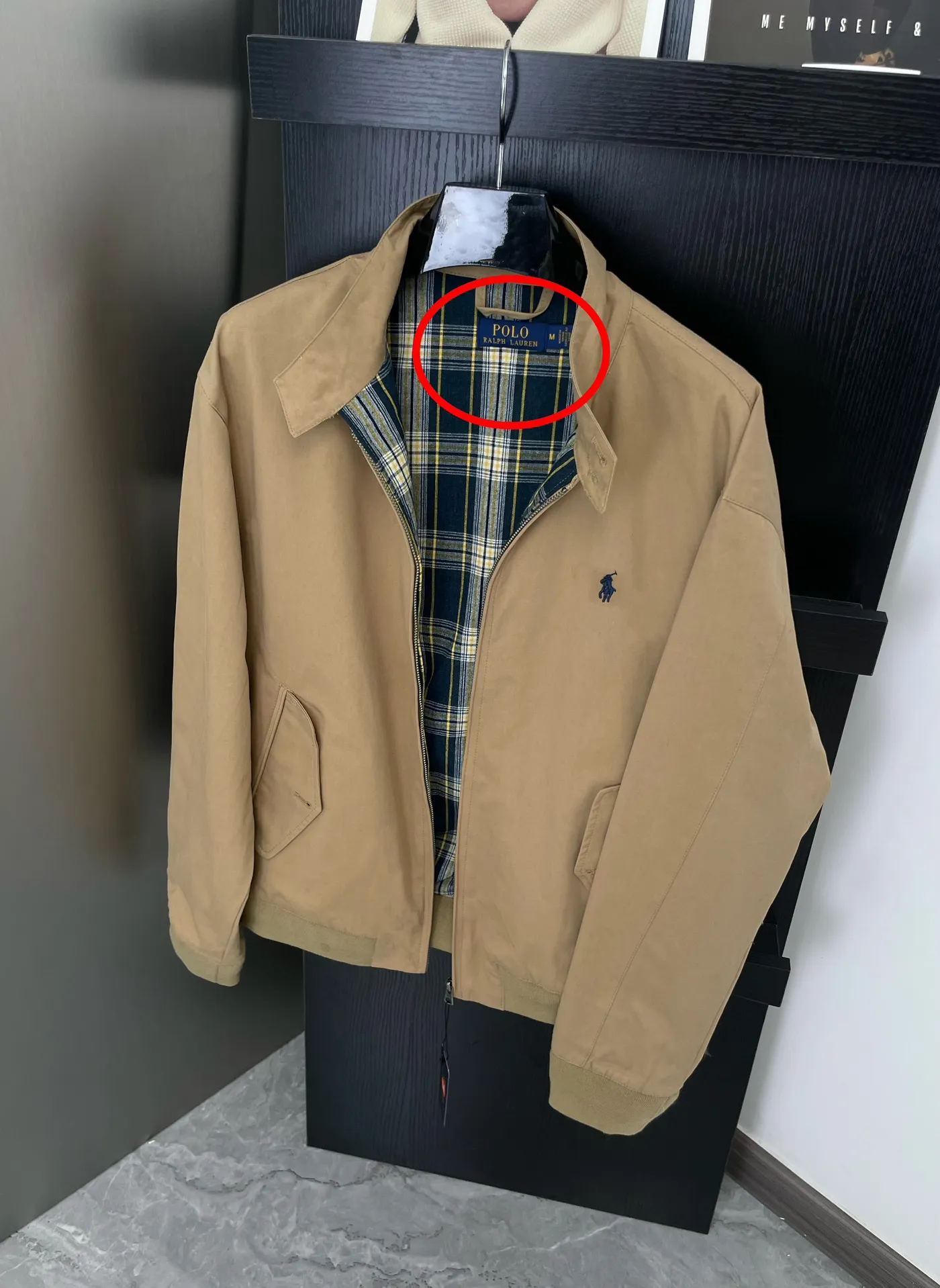 P350 model number: R05 Ralph Lauren unisex old-money style veteran stand-up collar workwear Harrington jacket. The embroidery on the chest is all original data. The embroidery technology of German Oman embroidery fiber is very particular. It uses Japanese Tajima machine to ensure the embroidery is exquisite and three-dimensional. That is what I said is different from what is on the market. Regarding the workmanship, the version is a loose version and can be used by boys and girls!! The fabric is a double-layer shin bone feeling, full of weight! It's not as heavy as a regular jacket, and the ordinary cotton material feels really different. This one is super comfortable, soft and stylish, and has a green plaid interior that has a retro movie fashion feel! The fit is loose but not baggy. The size is just right and not picky. The dropped shoulder design modifies the shoulders without making them look bulky. This silhouette is a style that will never go out of style after being worn for a long time. The upper body is also very durable and recognizable. The loose and reasonable version can be worn by both men and women. It is easy to create a clean and refreshing boyish look. Color#Khaki Size#M L XL XXL Length: 68/70/72/74 Bust: 122/126/130/134 Shoulder width: 53/54/55/56 Sleeve length: 65/66/67/68